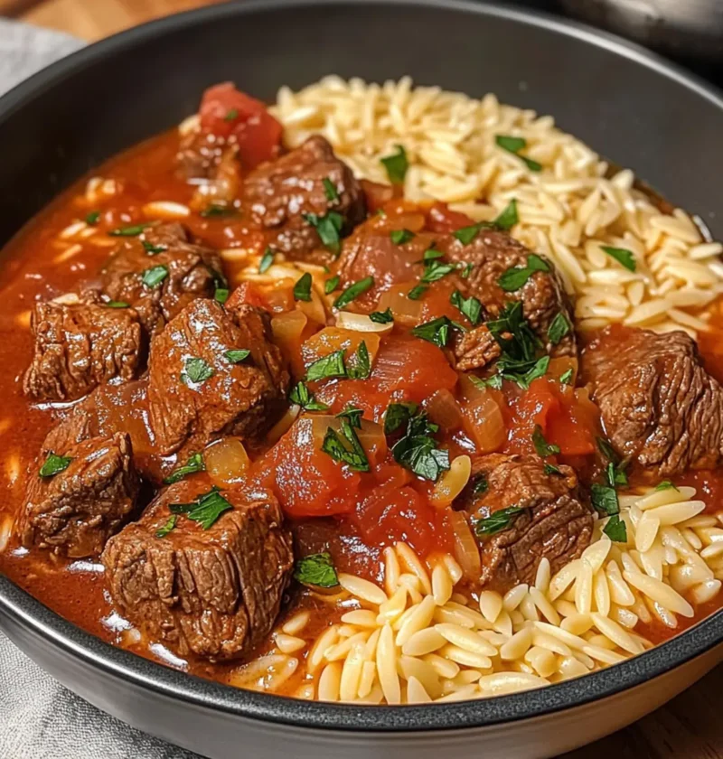 Griechischer Rindereintopf Rezept für gemütliche Abende 1 Griechischer Rindereintopf Rezept Zutaten: - 1 kg Rindfleisch - 4 Zwiebeln - 3 Karotten - 3 Kartoffeln - 4 Knoblauchzehen - 400 g Tomaten (gehackt) - 2 EL Olivenöl - 1 TL Oregano - 1 TL Thymian - 1 Lorbeerblatt - Salz - Pfeffer - 500 ml Rinderbrühe - Petersilie (zum Garnieren) Anleitung: 1. Rindfleisch in Würfel schneiden und in einem großen Topf mit Olivenöl anbraten, bis es braun ist. 2. Zwiebeln und Knoblauch hinzufügen und weiter braten, bis sie weich sind. 3. Karotten und Kartoffeln dazugeben und kurz anbraten. 4. Gehackte Tomaten, Rinderbrühe, Oregano, Thymian und Lorbeerblatt hinzufügen. 5. Mit Salz und Pfeffer würzen. 6. Zum Kochen bringen, dann die Hitze reduzieren und 1,5 bis 2 Stunden köcheln lassen, bis das Fleisch zart ist. 7. Mit frischer Petersilie garnieren und servieren.