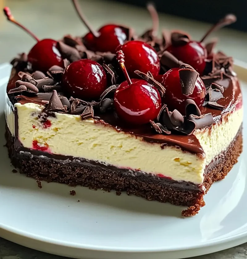 Schokoladenkirschen-Käsekuchen Rezept für Genuss! 1 Schokoladenkirschen-Käsekuchen Rezept Zutaten: - 200 g Kekse (z.B. Butterkekse) - 100 g Butter, geschmolzen - 500 g Frischkäse - 200 g Zucker - 3 Eier - 200 g saure Sahne - 150 g Kirschen, entsteint und gehackt - 100 g Schokolade, geschmolzen - 1 TL Vanilleextrakt Anleitung: 1. Den Ofen auf 180 Grad vorheizen. 2. Die Kekse in einer Küchenmaschine zerbröseln und die geschmolzene Butter hinzufügen. Gut vermengen. 3. Die Keks-Mischung in eine Springform drücken und 10 Minuten backen. 4. In einer großen Schüssel Frischkäse und Zucker cremig rühren. 5. Die Eier nacheinander hinzufügen und gut vermengen. 6. Saure Sahne, gehackte Kirschen, geschmolzene Schokolade und Vanilleextrakt hinzufügen und vorsichtig unterheben. 7. Die Käsekuchenmasse auf den vorgebackenen Boden gießen. 8. Den Kuchen 50-60 Minuten backen, bis die Mitte fest ist. 9. Aus dem Ofen nehmen und vollständig abkühlen lassen. 10. Vor dem Servieren im Kühlschrank mindestens 4 Stunden kühlen.