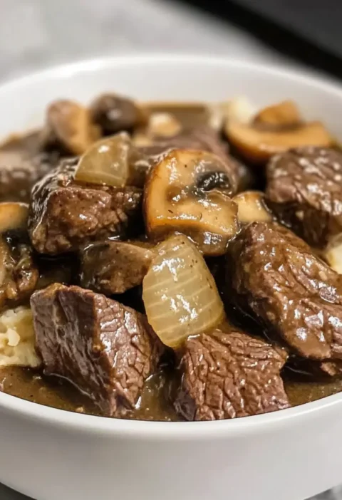 Rinderstücke und Bratensoße im Crockpot Rezept Zutaten: - 900 g Rinderfilet - 1 Zwiebel, gewürfelt - 2 Knoblauchzehen, gehackt - 500 ml Rinderbrühe - 2 EL Sojasauce - 1 TL Worcestershiresauce - 1 TL Salz - 1/2 TL Pfeffer - 1/2 TL Paprika - 2 EL Maisstärke - 2 EL Wasser - Beilage: Reis oder Kartoffeln Anleitung: 1. Rinderfilet in Würfel schneiden. 2. In einer Pfanne anbraten und in den Crockpot geben. 3. Zwiebel und Knoblauch hinzufügen. 4. Rinderbrühe, Sojasauce, Worcestershiresauce, Salz, Pfeffer und Paprika hinzufügen. 5. Auf niedriger Stufe 6-8 Stunden oder auf hoher Stufe 4-5 Stunden kochen. 6. Maisstärke und Wasser mischen, in den Crockpot geben und gut umrühren. 7. Weitere 30 Minuten kochen lassen bis die Soße dick ist. 8. Mit Reis oder Kartoffeln servieren.