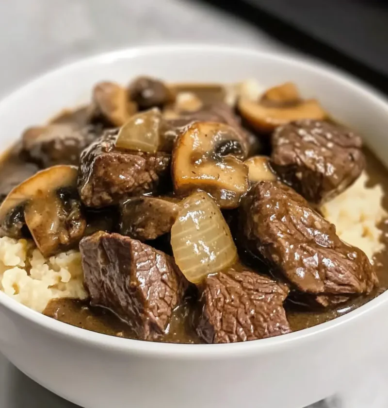 Rinderstücke und Bratensoße im Crockpot Rezept 1 Rinderstücke und Bratensoße im Crockpot Rezept Zutaten: - 900 g Rinderfilet - 1 Zwiebel, gewürfelt - 2 Knoblauchzehen, gehackt - 500 ml Rinderbrühe - 2 EL Sojasauce - 1 TL Worcestershiresauce - 1 TL Salz - 1/2 TL Pfeffer - 1/2 TL Paprika - 2 EL Maisstärke - 2 EL Wasser - Beilage: Reis oder Kartoffeln Anleitung: 1. Rinderfilet in Würfel schneiden. 2. In einer Pfanne anbraten und in den Crockpot geben. 3. Zwiebel und Knoblauch hinzufügen. 4. Rinderbrühe, Sojasauce, Worcestershiresauce, Salz, Pfeffer und Paprika hinzufügen. 5. Auf niedriger Stufe 6-8 Stunden oder auf hoher Stufe 4-5 Stunden kochen. 6. Maisstärke und Wasser mischen, in den Crockpot geben und gut umrühren. 7. Weitere 30 Minuten kochen lassen bis die Soße dick ist. 8. Mit Reis oder Kartoffeln servieren.