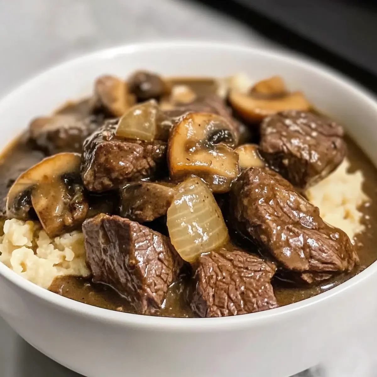 Rinderstücke und Bratensoße im Crockpot Rezept 5 Rinderstücke und Bratensoße im Crockpot Rezept Zutaten: - 900 g Rinderfilet - 1 Zwiebel, gewürfelt - 2 Knoblauchzehen, gehackt - 500 ml Rinderbrühe - 2 EL Sojasauce - 1 TL Worcestershiresauce - 1 TL Salz - 1/2 TL Pfeffer - 1/2 TL Paprika - 2 EL Maisstärke - 2 EL Wasser - Beilage: Reis oder Kartoffeln Anleitung: 1. Rinderfilet in Würfel schneiden. 2. In einer Pfanne anbraten und in den Crockpot geben. 3. Zwiebel und Knoblauch hinzufügen. 4. Rinderbrühe, Sojasauce, Worcestershiresauce, Salz, Pfeffer und Paprika hinzufügen. 5. Auf niedriger Stufe 6-8 Stunden oder auf hoher Stufe 4-5 Stunden kochen. 6. Maisstärke und Wasser mischen, in den Crockpot geben und gut umrühren. 7. Weitere 30 Minuten kochen lassen bis die Soße dick ist. 8. Mit Reis oder Kartoffeln servieren.