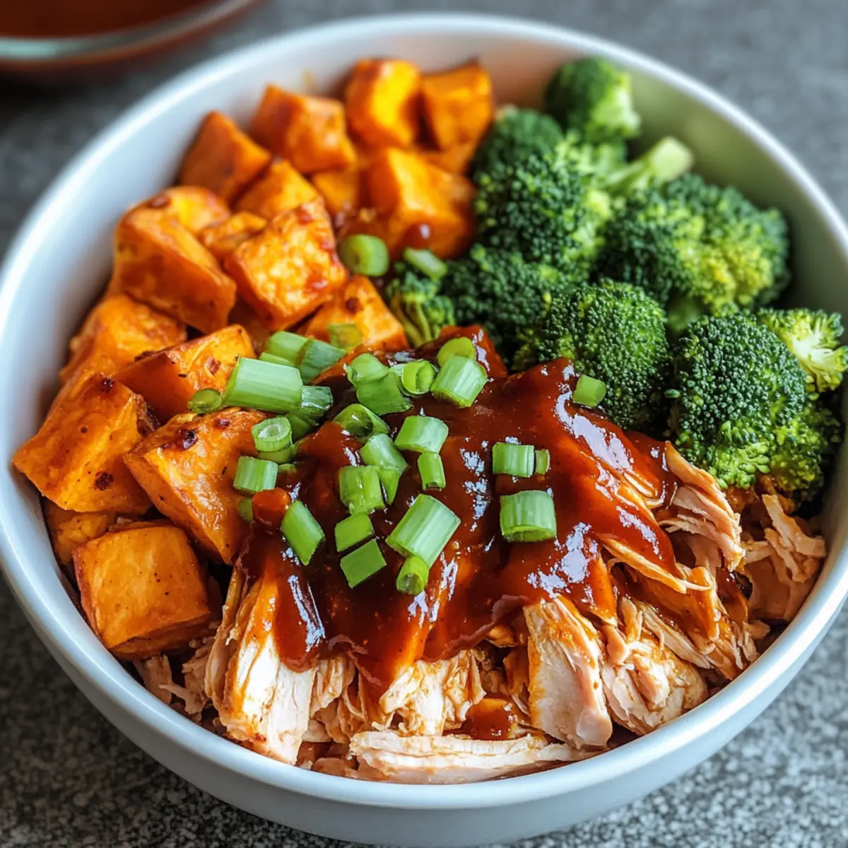 Einfache BBQ-Hähnchen- und Süßkartoffel-Schalen 3 Easy BBQ Chicken Roasted Sweet Potato Bowls Recipe oim4qn