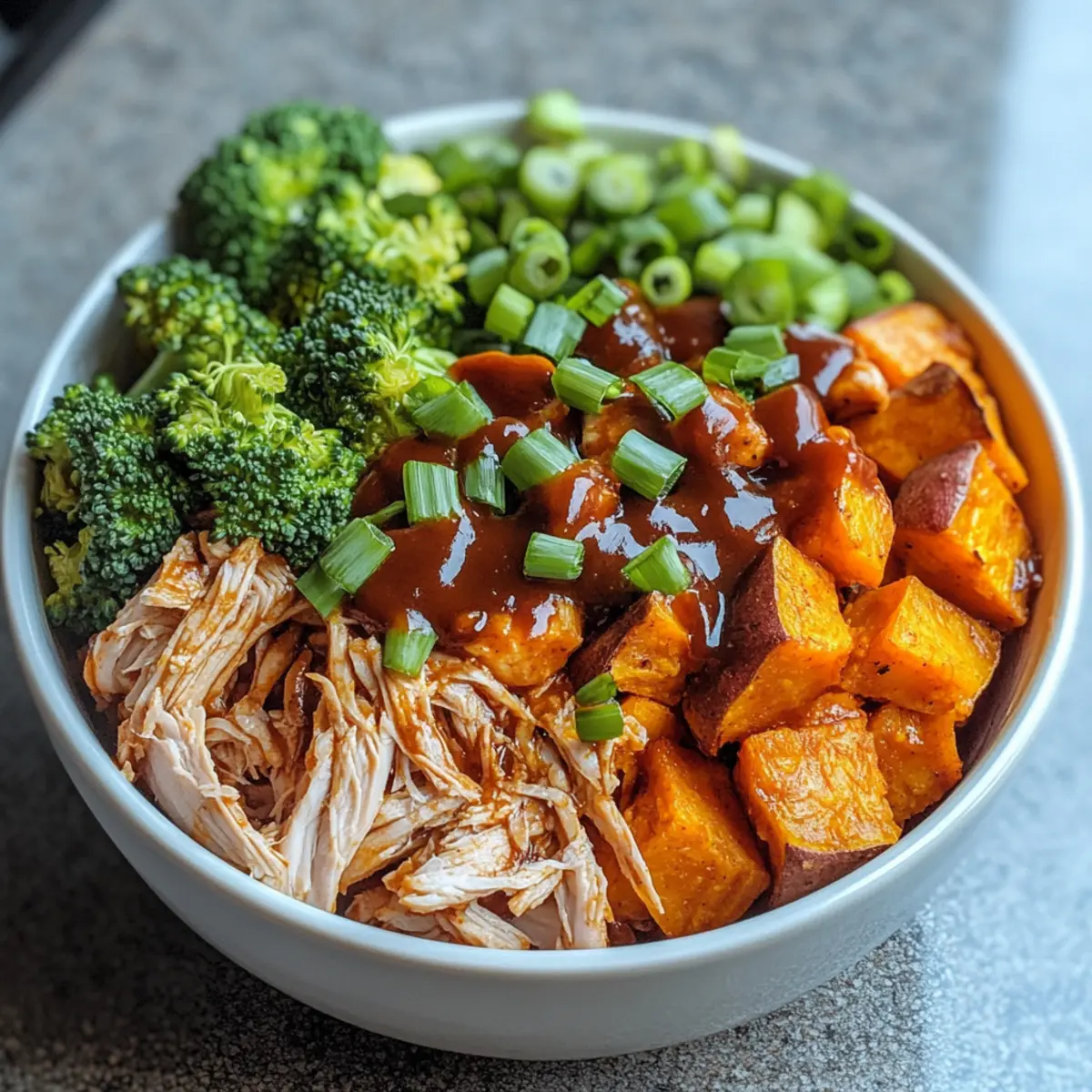 Einfache BBQ-Hähnchen- und Süßkartoffel-Schalen 2 Easy BBQ Chicken Roasted Sweet Potato Bowls Recipe qd4cf1