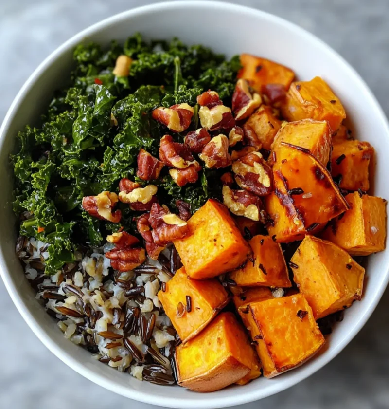 Kale- und Süßkartoffel-Wildreis-Bowl Rezept 1 Kale- und Süßkartoffel-Wildreis-Bowl Rezept Zutaten - 1 Tasse Wildreis - 2 Tassen Gemüsebrühe - 1 Süßkartoffel, gewürfelt - 1 Esslöffel Olivenöl - 1 Teelöffel Salz - 1/2 Teelöffel Pfeffer - 1 Kopf Grünkohl, entstielt und gehackt - 1/4 Tasse Mandeln, gehackt - 1/4 Tasse getrocknete Cranberries - 1/4 Tasse Feta-Käse (optional) Anleitung 1. Wildreis in Gemüsebrühe kochen, bis er zart ist. 2. Süßkartoffeln mit Olivenöl, Salz und Pfeffer vermengen und im Ofen rösten, bis sie weich sind. 3. Grünkohl in einer Pfanne anbraten, bis er welkt. 4. In einer Schüssel Wildreis, geröstete Süßkartoffeln, Grünkohl, Mandeln und Cranberries vermengen. 5. Nach Belieben mit Feta-Käse garnieren und servieren.