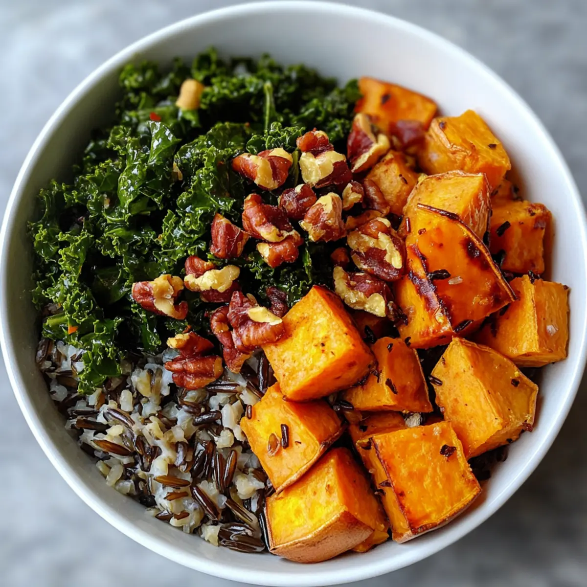 Kale- und Süßkartoffel-Wildreis-Bowl Rezept 5 Kale- und Süßkartoffel-Wildreis-Bowl Rezept Zutaten - 1 Tasse Wildreis - 2 Tassen Gemüsebrühe - 1 Süßkartoffel, gewürfelt - 1 Esslöffel Olivenöl - 1 Teelöffel Salz - 1/2 Teelöffel Pfeffer - 1 Kopf Grünkohl, entstielt und gehackt - 1/4 Tasse Mandeln, gehackt - 1/4 Tasse getrocknete Cranberries - 1/4 Tasse Feta-Käse (optional) Anleitung 1. Wildreis in Gemüsebrühe kochen, bis er zart ist. 2. Süßkartoffeln mit Olivenöl, Salz und Pfeffer vermengen und im Ofen rösten, bis sie weich sind. 3. Grünkohl in einer Pfanne anbraten, bis er welkt. 4. In einer Schüssel Wildreis, geröstete Süßkartoffeln, Grünkohl, Mandeln und Cranberries vermengen. 5. Nach Belieben mit Feta-Käse garnieren und servieren.