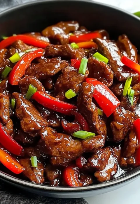 Panda Express Copycat Beijing Beef Rezept Zutaten: - 450 g Rindfleisch (in dünne Streifen geschnitten) - 2 Esslöffel Maisstärke - 2 Esslöffel Pflanzenöl - 1 Zwiebel (in Scheiben geschnitten) - 1 gelbe Paprika (in Streifen geschnitten) - 2 Knoblauchzehen (gehackt) - 1 Teelöffel Ingwer (gerieben) - 1/4 Tasse Sojasauce - 1/4 Tasse Zucker - 1/4 Tasse Rinderbrühe - 2 Esslöffel Reisessig - 1 Teelöffel Sesamöl - 1/4 Teelöffel zerstoßenen roten Pfeffer - Frühlingszwiebeln (zum Garnieren) Anleitung: 1. Rindfleisch mit Maisstärke vermengen und beiseitestellen. 2. Öl in einer Pfanne erhitzen und Rindfleisch anbraten, bis es braun ist. 3. Zwiebel, Paprika, Knoblauch und Ingwer hinzufügen und kurz anbraten. 4. Sojasauce, Zucker, Rinderbrühe, Reisessig, Sesamöl und roten Pfeffer hinzufügen. 5. Zum Kochen bringen und köcheln lassen, bis die Sauce dick wird. 6. Mit Frühlingszwiebeln garnieren und servieren.