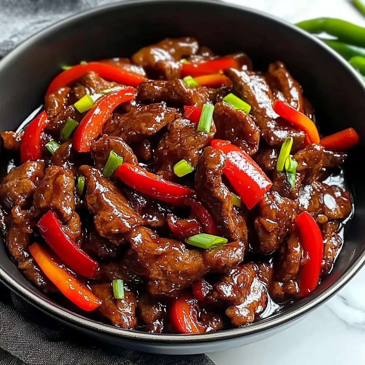 Panda Express Copycat Beijing Beef Rezept Zutaten: - 450 g Rindfleisch (in dünne Streifen geschnitten) - 2 Esslöffel Maisstärke - 2 Esslöffel Pflanzenöl - 1 Zwiebel (in Scheiben geschnitten) - 1 gelbe Paprika (in Streifen geschnitten) - 2 Knoblauchzehen (gehackt) - 1 Teelöffel Ingwer (gerieben) - 1/4 Tasse Sojasauce - 1/4 Tasse Zucker - 1/4 Tasse Rinderbrühe - 2 Esslöffel Reisessig - 1 Teelöffel Sesamöl - 1/4 Teelöffel zerstoßenen roten Pfeffer - Frühlingszwiebeln (zum Garnieren) Anleitung: 1. Rindfleisch mit Maisstärke vermengen und beiseitestellen. 2. Öl in einer Pfanne erhitzen und Rindfleisch anbraten, bis es braun ist. 3. Zwiebel, Paprika, Knoblauch und Ingwer hinzufügen und kurz anbraten. 4. Sojasauce, Zucker, Rinderbrühe, Reisessig, Sesamöl und roten Pfeffer hinzufügen. 5. Zum Kochen bringen und köcheln lassen, bis die Sauce dick wird. 6. Mit Frühlingszwiebeln garnieren und servieren.