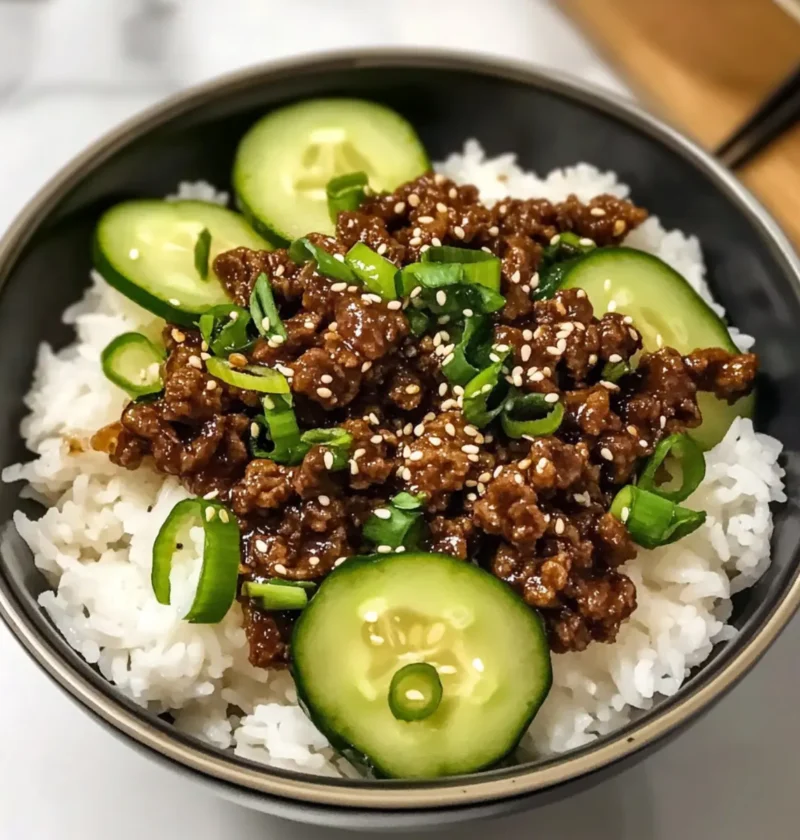 Peking-Rindfleisch Rezept für geduldige Genießer 1 Peking-Rindfleisch Rezept Zutaten: - 500 g Rindfleisch, in dünne Streifen geschnitten - 2 EL Pflanzenöl - 1 Zwiebel, in Scheiben geschnitten - 2 Karotten, in Streifen geschnitten - 1 Paprika, in Streifen geschnitten - 2 Knoblauchzehen, gehackt - 1 TL Ingwer, gerieben - 3 EL Sojasauce - 2 EL Austernsauce - 1 TL Sesamöl - Pfeffer nach Geschmack - Frühlingszwiebeln, zum Garnieren Zubereitung: 1. Das Öl in einer Pfanne erhitzen und das Rindfleisch anbraten, bis es braun ist. 2. Zwiebel, Karotten, Paprika, Knoblauch und Ingwer hinzufügen und kurz anbraten. 3. Sojasauce, Austernsauce und Sesamöl einrühren. 4. Mit Pfeffer abschmecken und kurz köcheln lassen. 5. Mit Frühlingszwiebeln garnieren und servieren.